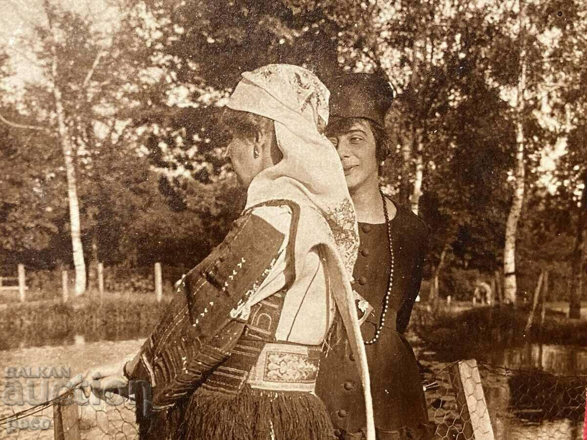 Femeie în costum macedonean Fotografie veche a două femei circa 1910