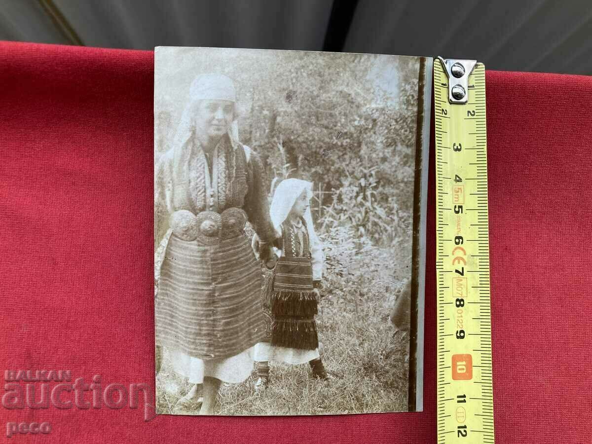 Femeie și copil în costume macedonene fotografie veche circa 1910. cu preț 20.00 BGN | € 10.23 Femeie și copil în costume macedonene fotografie veche circa 1910. cu preț 20.00 BGN | € 10.23
