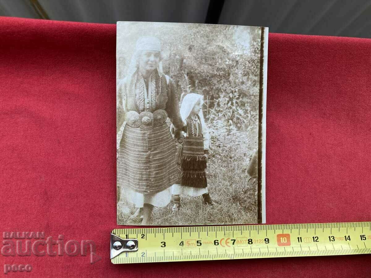 Licitație Femeie și copil în costume macedonene fotografie veche circa 1910. Licitație Femeie și copil în costume macedonene fotografie veche circa 1910.