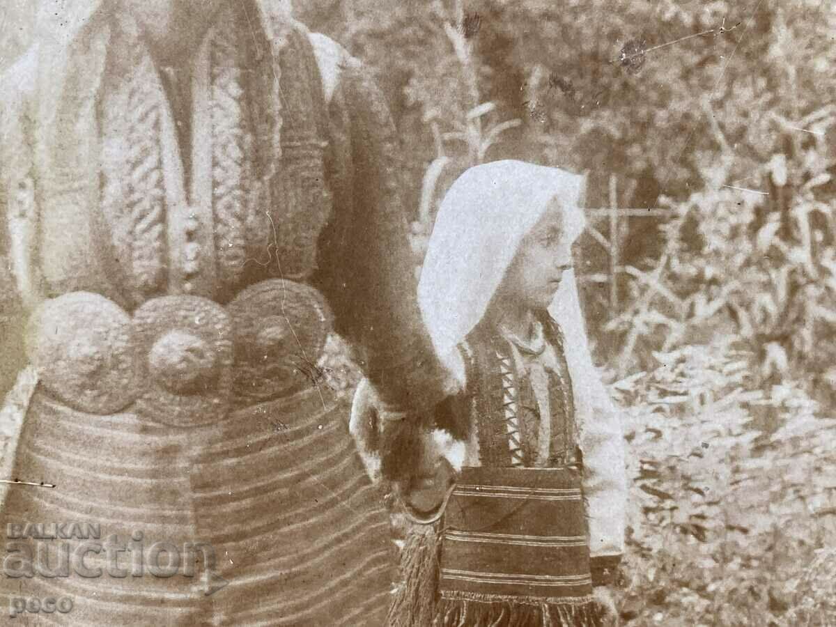 Femeie și copil în costume macedonene fotografie veche circa 1910. - 5 Femeie și copil în costume macedonene fotografie veche circa 1910. - 5