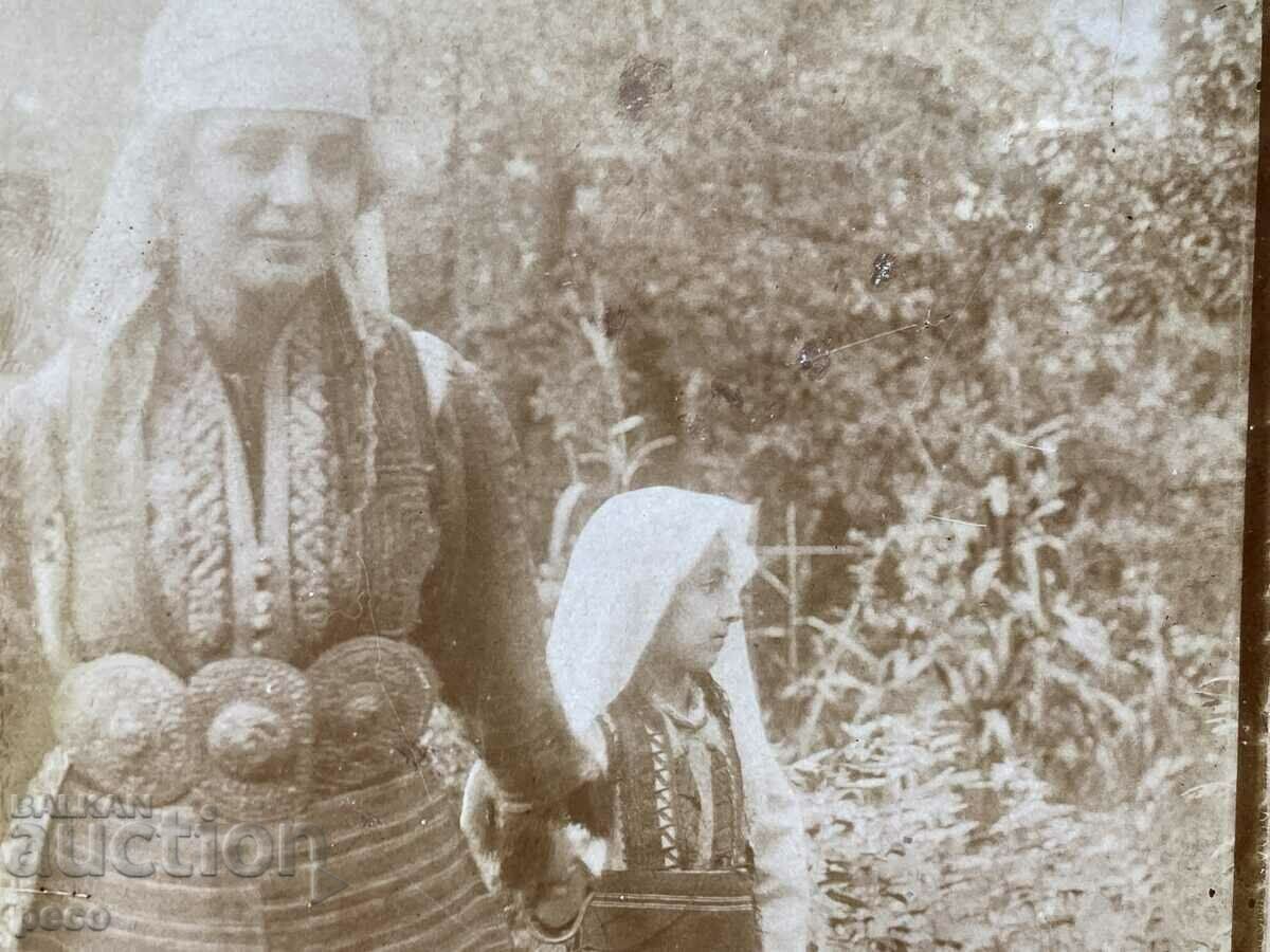 Femeie și copil în costume macedonene fotografie veche circa 1910. - 6 Femeie și copil în costume macedonene fotografie veche circa 1910. - 6