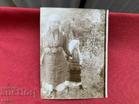 Жена и дете в македоски носии стара снимка около 1910 г.
