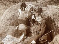 Жена в македонска носия Две жени в купа сено стара снимка