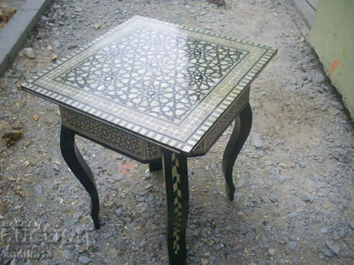 Delivery of BEAUTIFUL TABLE SMALL TABLE MOTHER-OF-PEARL Delivery of BEAUTIFUL TABLE SMALL TABLE MOTHER-OF-PEARL