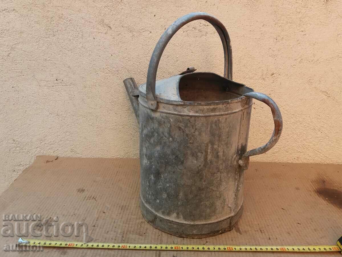 Delivery of MASSIVE METAL WATERING CAN - FOR DECORATION Delivery of MASSIVE METAL WATERING CAN - FOR DECORATION