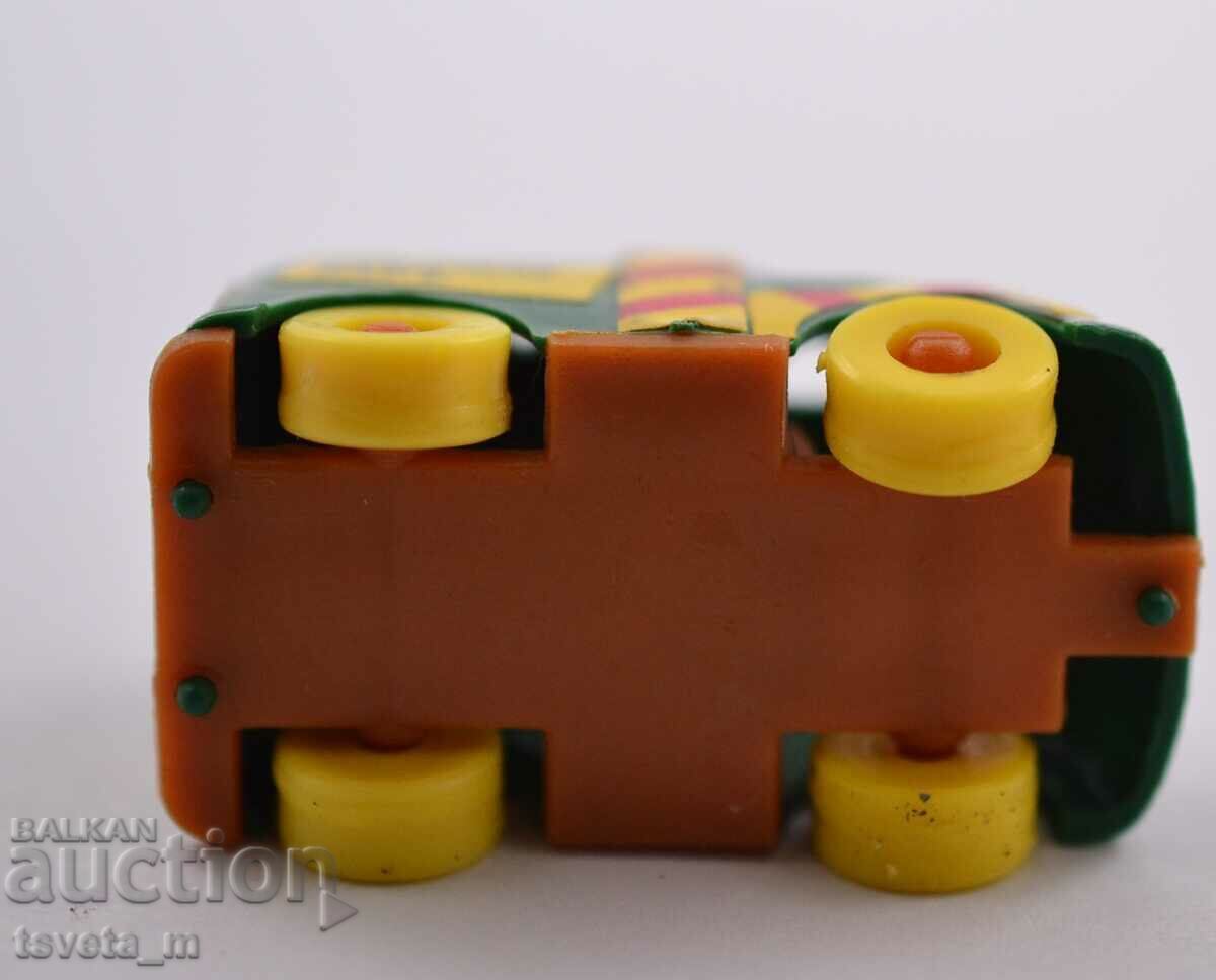 Livrarea Cărucior mic din plastic jucării pentru copii „kinder surprise”.