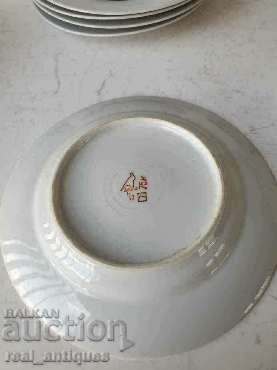 Delivery of 8 pieces of porcelain plates - Dulevo Delivery of 8 pieces of porcelain plates - Dulevo