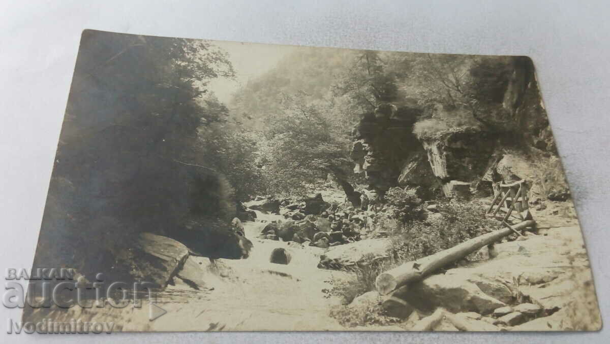 Καρτ ποστάλ Ξύλινη γέφυρα κατά μήκος ενός ποταμού