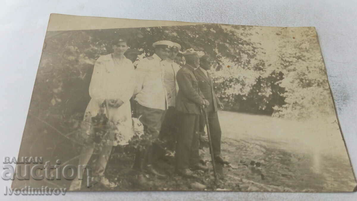 Photo Woman and three officers along a river on the border 1928