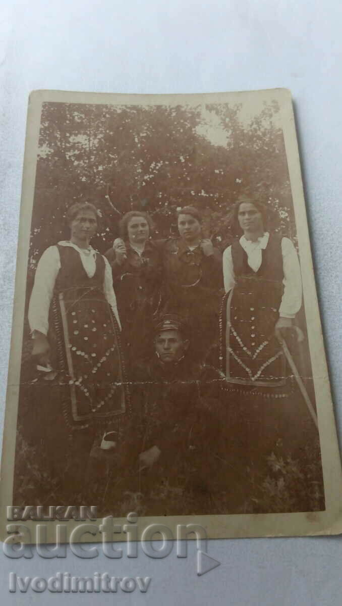 Photo A young man and four young women in folk costumes