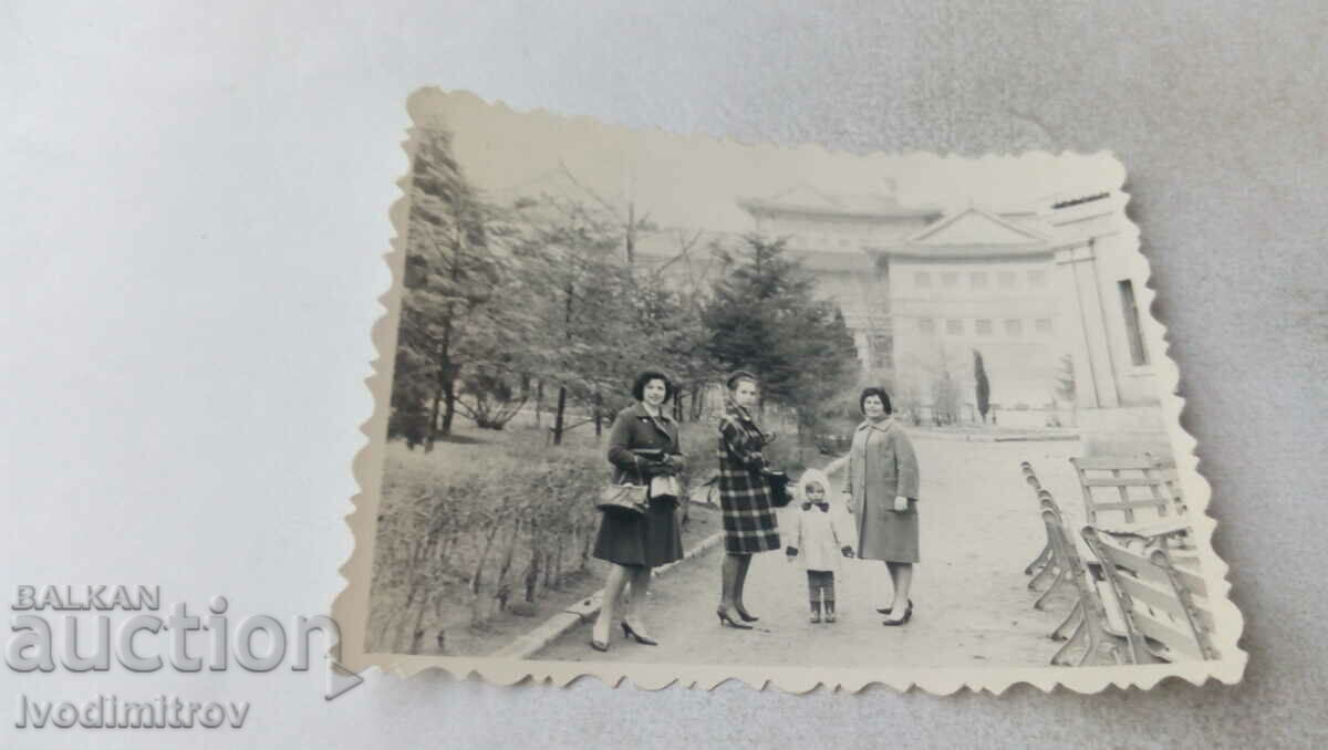 Imagine Trei femei și o fetiță în parc
