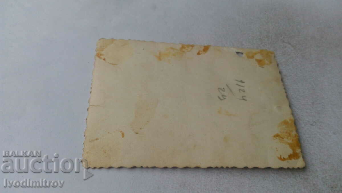 Φωτογραφία Τέσσερις στρατιώτες μπροστά από ένα vintage στρατιωτικό φορτηγό με τιμή 2.35 BGN | € 1.20 Φωτογραφία Τέσσερις στρατιώτες μπροστά από ένα vintage στρατιωτικό φορτηγό με τιμή 2.35 BGN | € 1.20