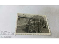 Φωτογραφία Τέσσερις στρατιώτες μπροστά από ένα vintage στρατιωτικό φορτηγό