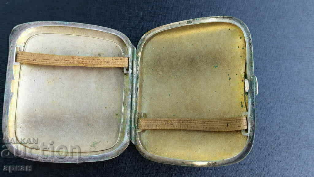 Auction old snuff box with porcelain Auction old snuff box with porcelain