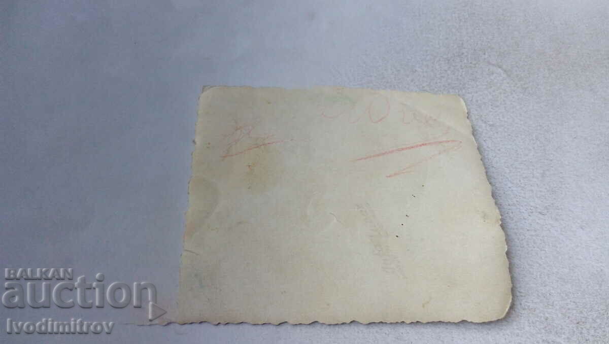 Φωτογραφία Τρία νεαρά κορίτσια με παραδοσιακή ενδυμασία με τιμή 1.35 BGN | € 0.69 Φωτογραφία Τρία νεαρά κορίτσια με παραδοσιακή ενδυμασία με τιμή 1.35 BGN | € 0.69