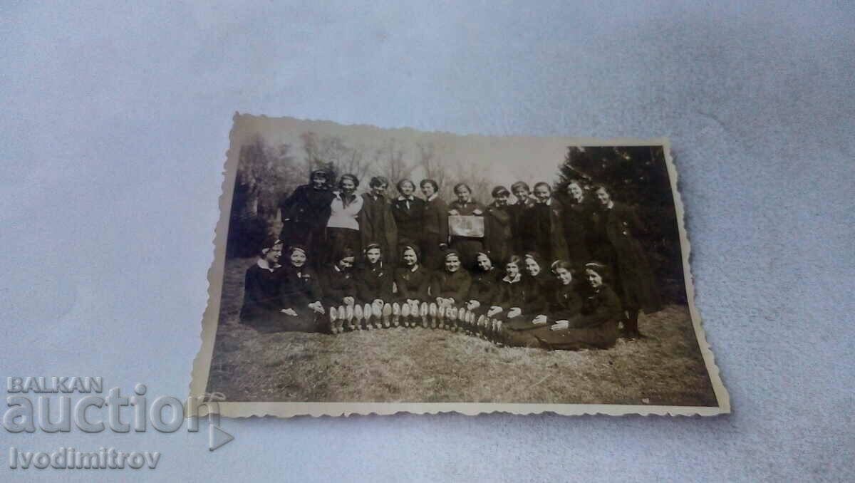 Photo Schoolgirls from the 2nd grade in the park