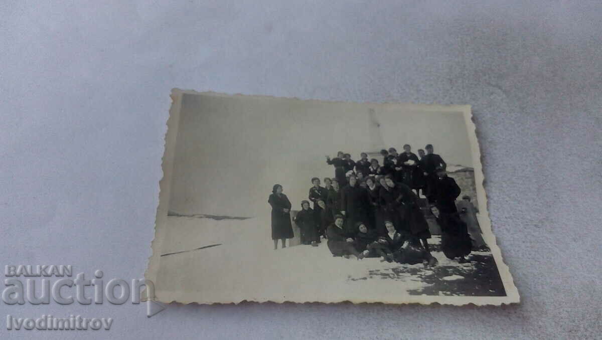 Fotografie Scolarițe într-o excursie în iarna anului 1933