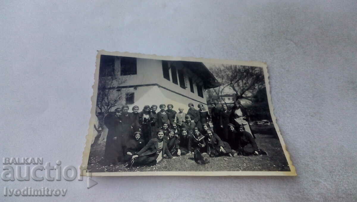 Fotografie Scolari din clasa a VI-a b intr-o excursie in Arbanasi 1933