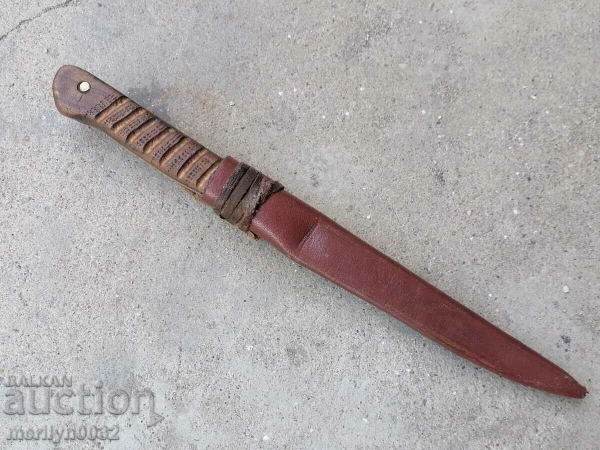 Стар нож с кания от кожа острие с цена 68.00 лв. | € 34.77 Стар нож с кания от кожа острие с цена 68.00 лв. | € 34.77