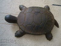 Παλιό μαντεμένιο μεταλλικό πώμα στήριξης λαιμού χελώνας