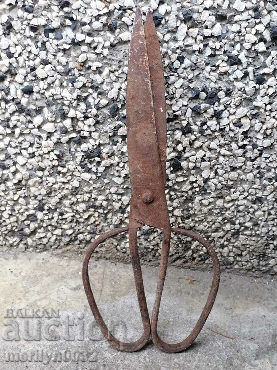 Delivery of Vintage wrought iron scissors Delivery of Vintage wrought iron scissors