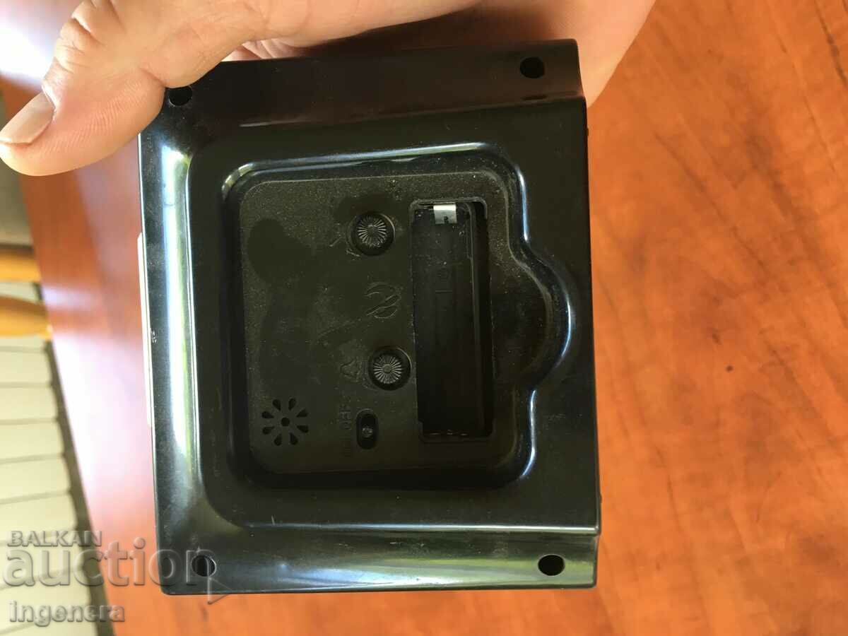 Auction  DESK CLOCK WORKS AND RINGES