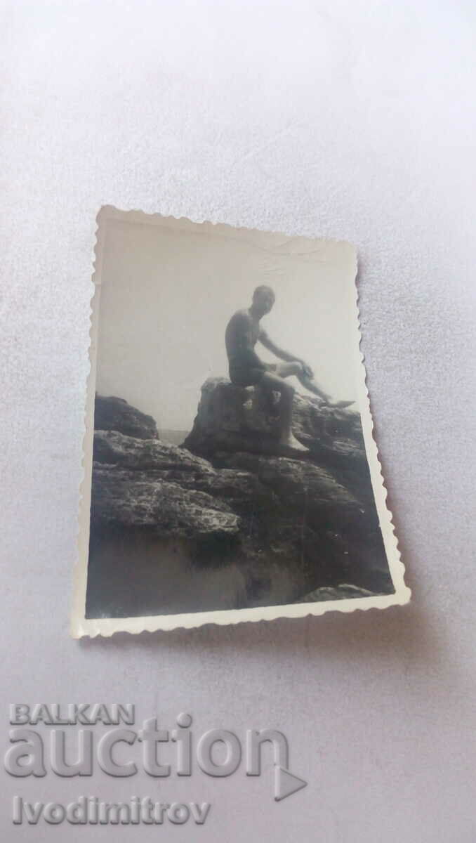 Φωτογραφία Άνθρωπος σε έναν απότομο βράχο πάνω από τη θάλασσα