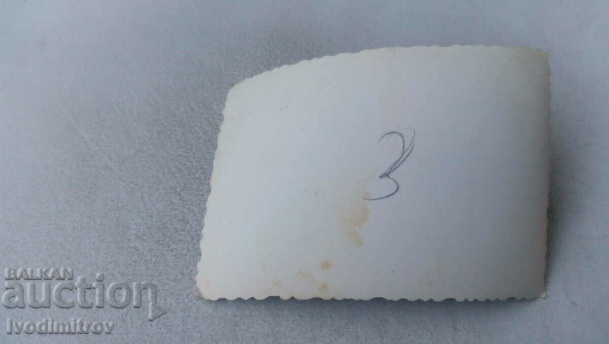 Φωτογραφία Τρεις άντρες στην παραλία με τιμή 1.65 BGN | € 0.84