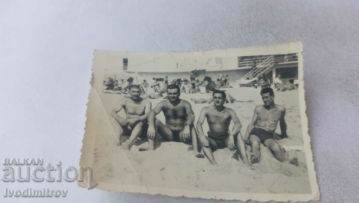Снимка Четирима мъже на плажа