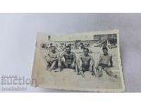 Φωτογραφία Τέσσερις άνδρες στην παραλία