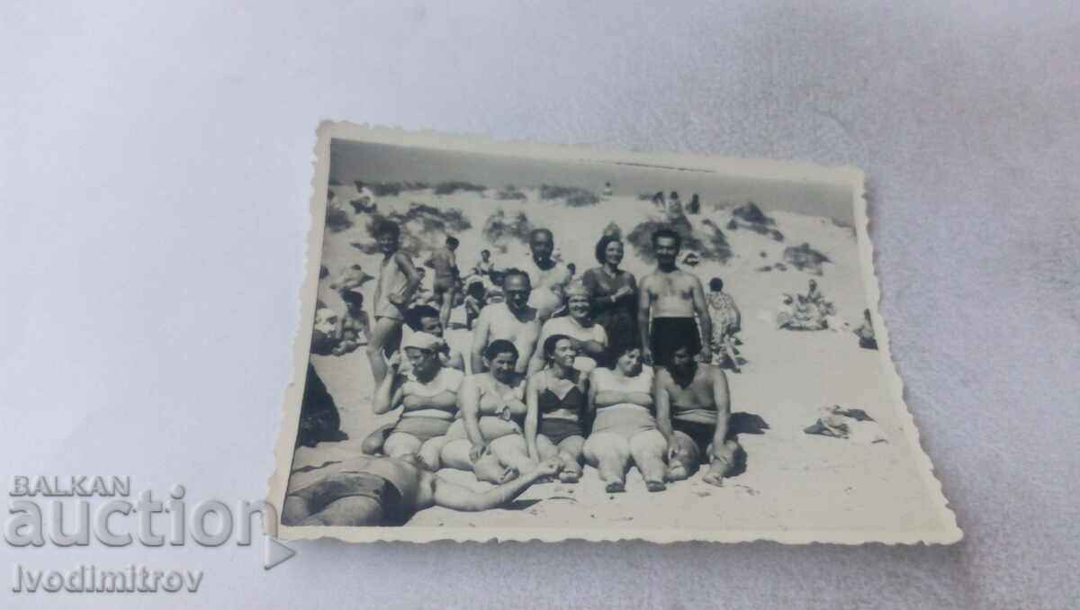Fotografie Sunny Beach Bărbați și femei pe plajă 1960