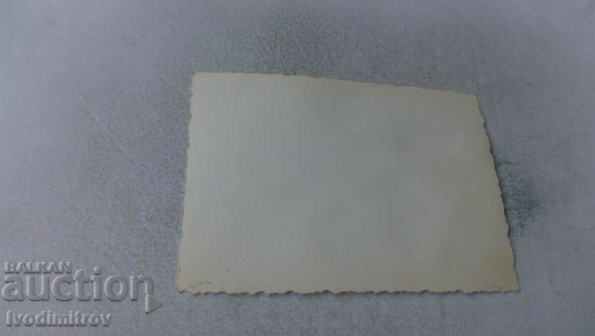 Φωτογραφία Γυναίκα και δύο αγόρια σε έναν βράχο στην ακτή με τιμή 1.45 BGN | € 0.74 Φωτογραφία Γυναίκα και δύο αγόρια σε έναν βράχο στην ακτή με τιμή 1.45 BGN | € 0.74