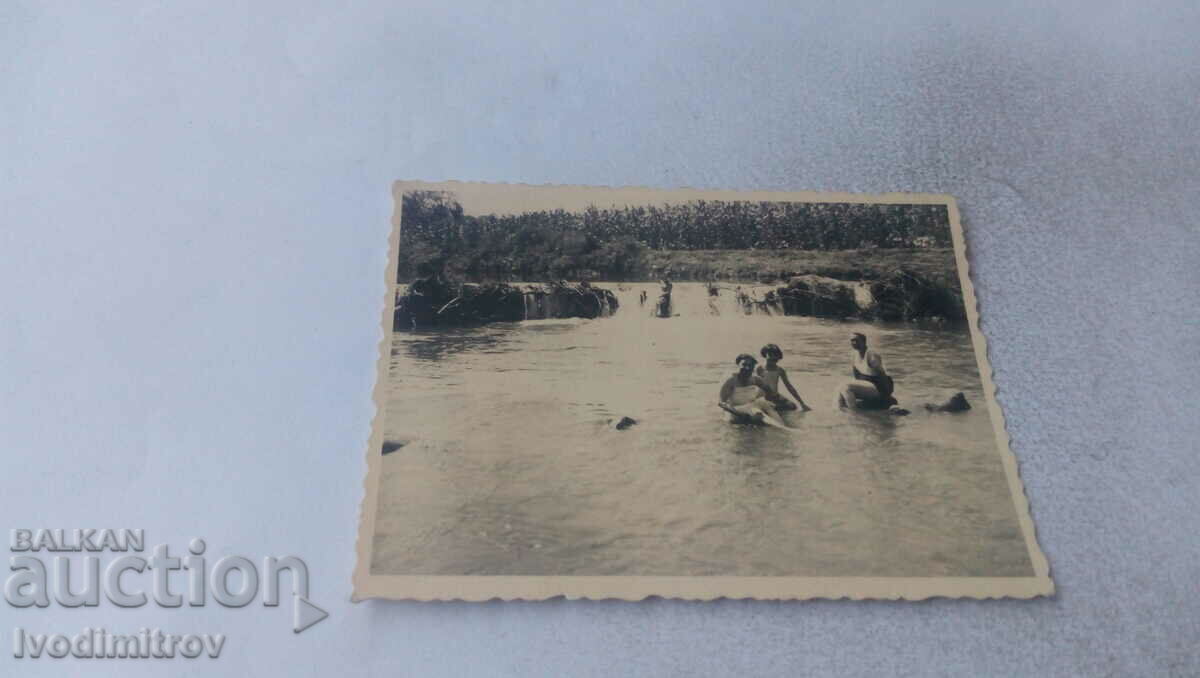 Imagine Două femei și o fată în râu