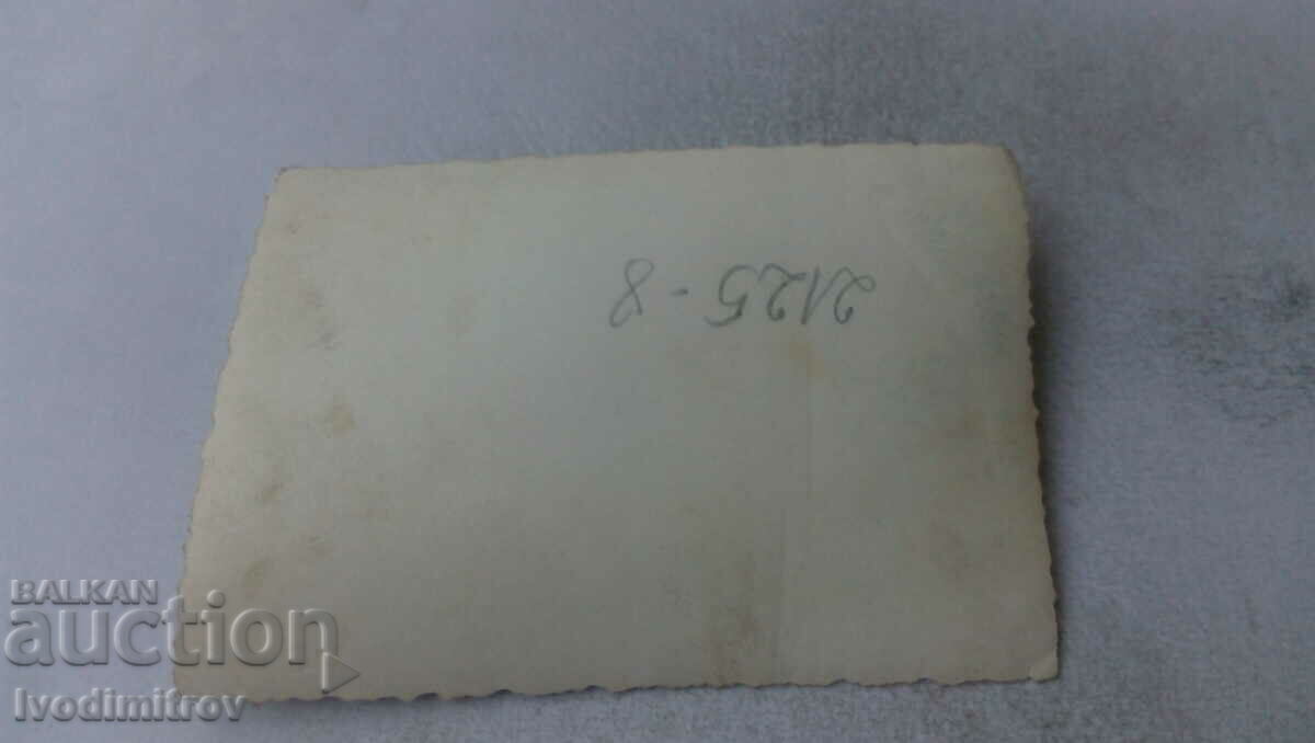 Φωτογραφία Άνδρας και νεαρό κορίτσι στην παραλία με τιμή 2.45 BGN | € 1.25 Φωτογραφία Άνδρας και νεαρό κορίτσι στην παραλία με τιμή 2.45 BGN | € 1.25