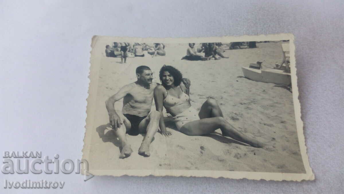 Снимка Мъж и младо момиче на плажа