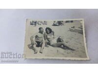 Снимка Мъж и младо момиче на плажа