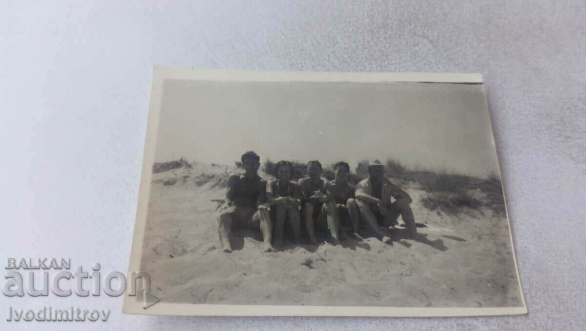 Foto Trei bărbați și două fete tinere pe dune