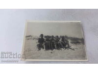 Снимка Трима мъже и две млади момичета на дюните