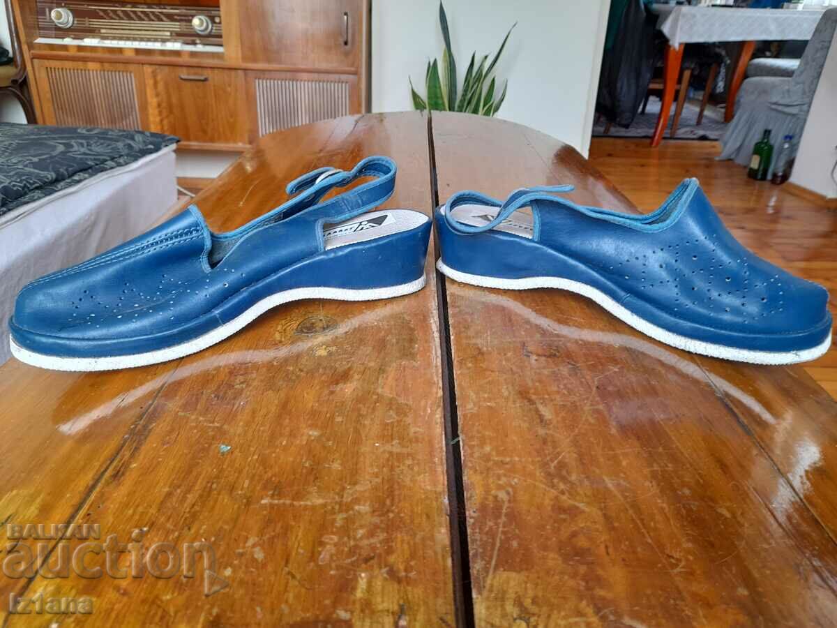 Old women's shoes Youth with price 30.00 BGN | € 15.34 Old women's shoes Youth with price 30.00 BGN | € 15.34