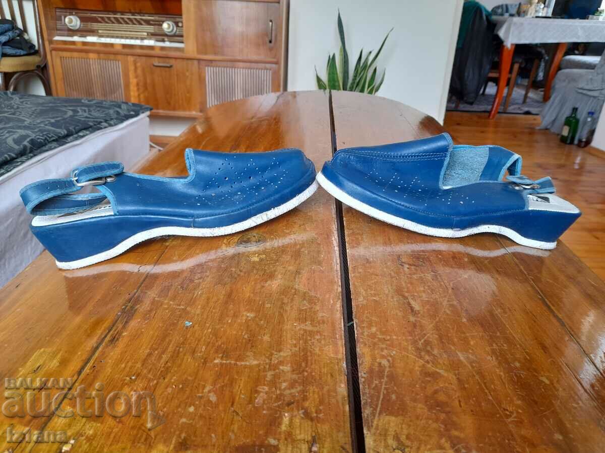 Auction Old women's shoes Youth Auction Old women's shoes Youth