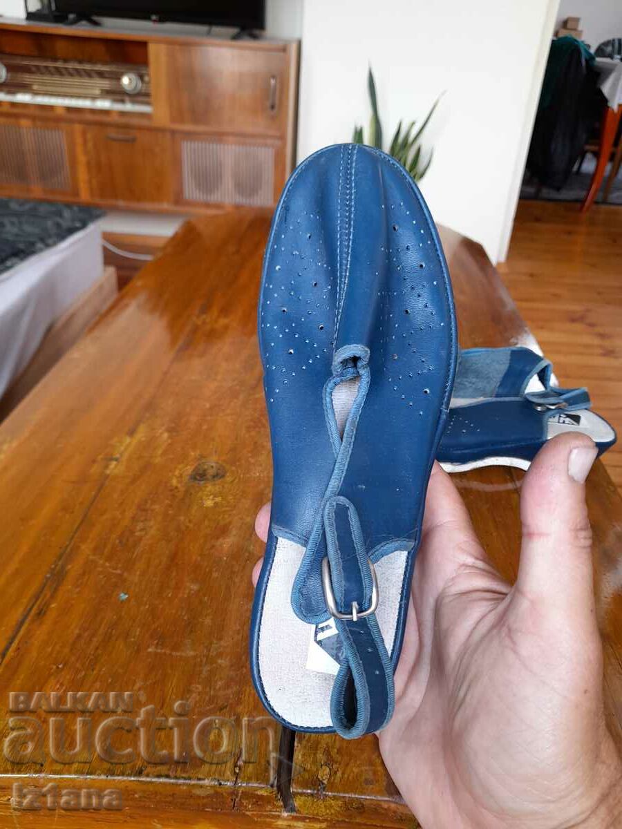 Delivery of Old women's shoes Youth Delivery of Old women's shoes Youth