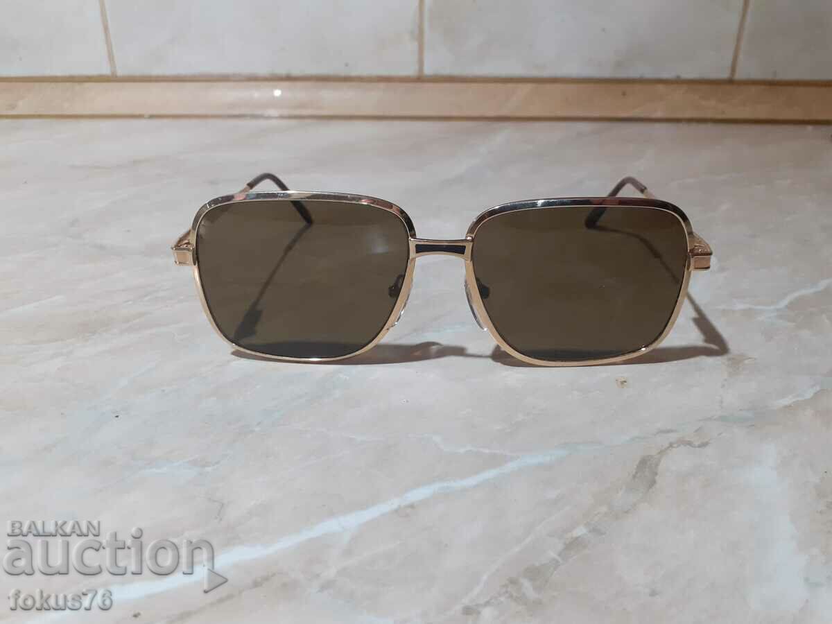 Auction  Luxury sunglasses with a thick gold-plated frame
