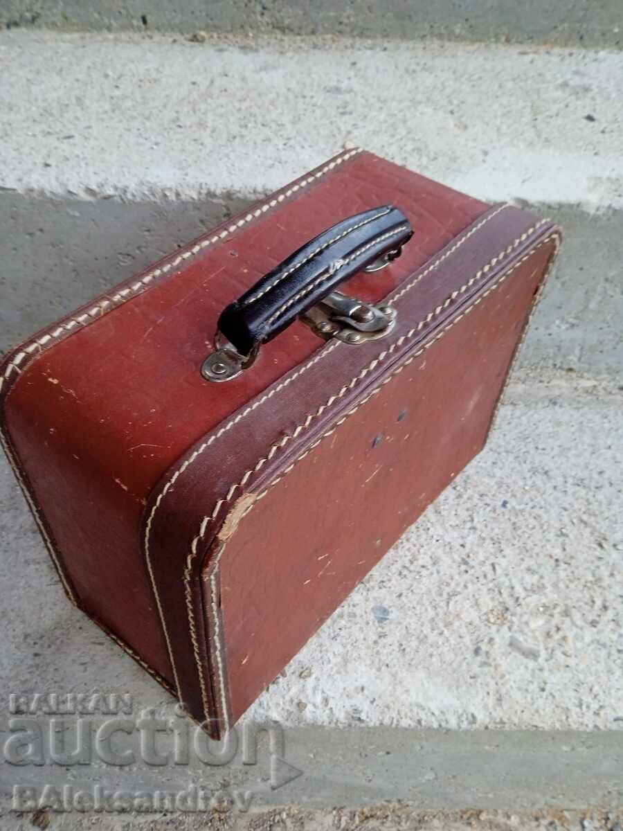 Παλιό μικρό χαρτοφύλακα με τιμή 16.00 BGN | € 8.18 Παλιό μικρό χαρτοφύλακα με τιμή 16.00 BGN | € 8.18