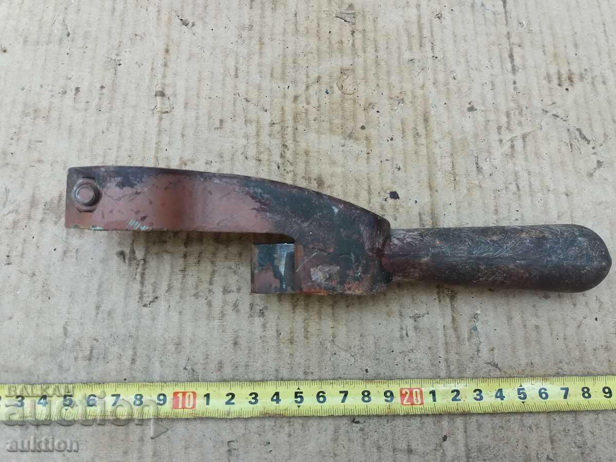 OLD RETRO MACHINE HANDLE - BAKELITE MILITARY with price 9.99 BGN | € 5.11 OLD RETRO MACHINE HANDLE - BAKELITE MILITARY with price 9.99 BGN | € 5.11