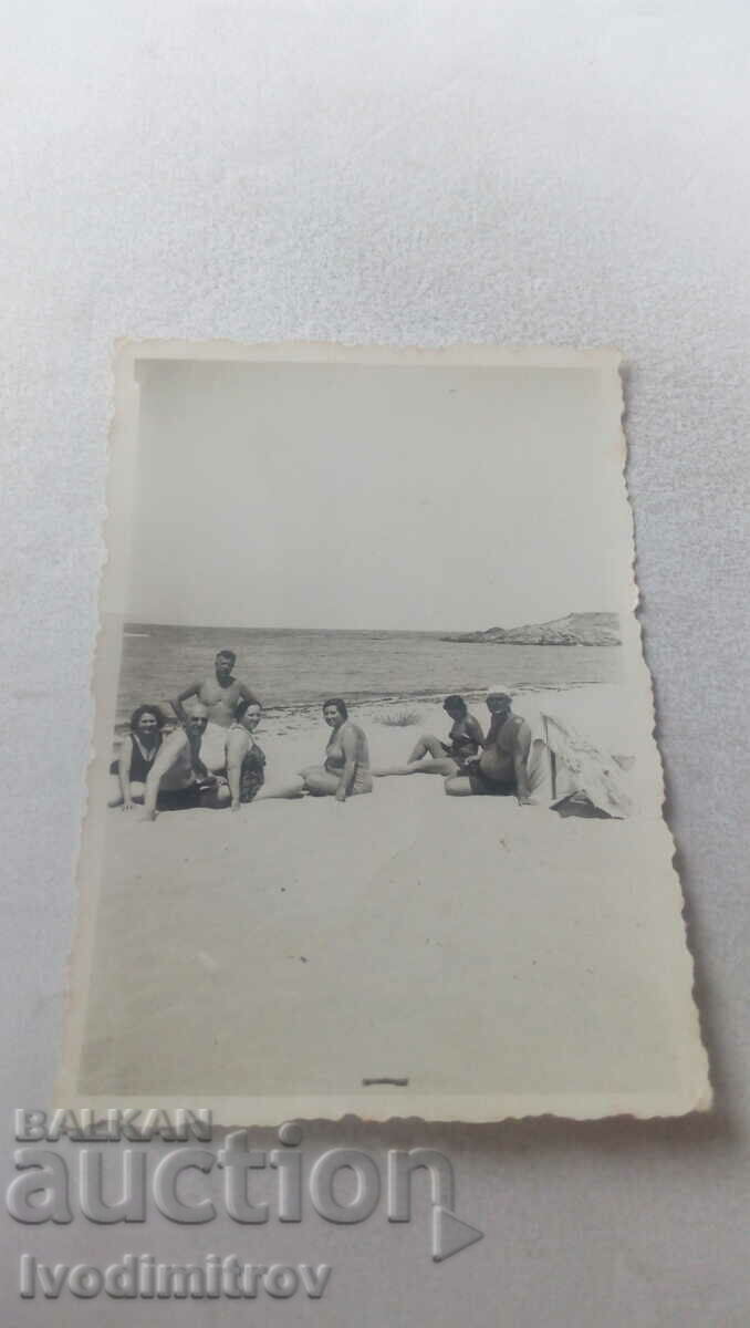 Photo Men and women on the beach