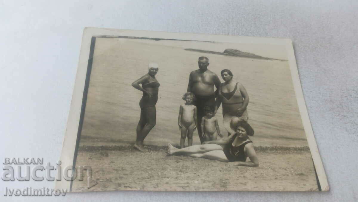 Φωτογραφία Άνδρας τρεις γυναίκες και δύο παιδιά με ρετρό μαγιό στην παραλία 1937