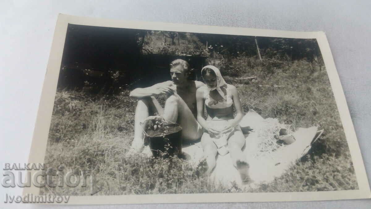 Φωτογραφία Άνδρας και γυναίκα σε ένα πικνίκ στο γρασίδι