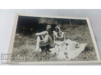 Photo Man and woman on a picnic on the grass