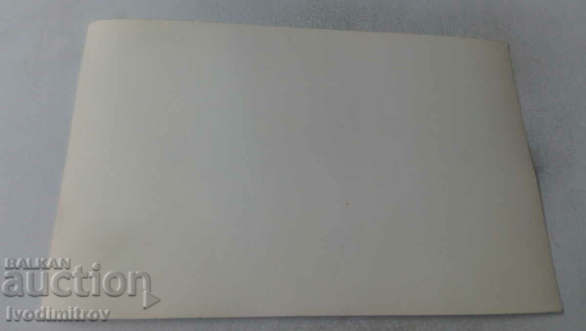 Φωτογραφία Μια νεαρή γυναίκα περπατά πάνω σε πλακάκια σε ένα σιντριβάνι με τιμή 1.45 BGN | € 0.74 Φωτογραφία Μια νεαρή γυναίκα περπατά πάνω σε πλακάκια σε ένα σιντριβάνι με τιμή 1.45 BGN | € 0.74