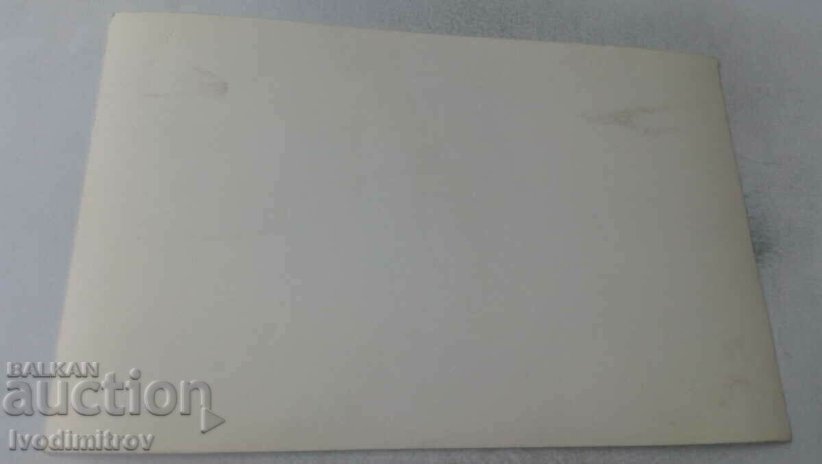 Photo A man and a woman eat a sunflower from a pita with price 1.45 BGN | € 0.74